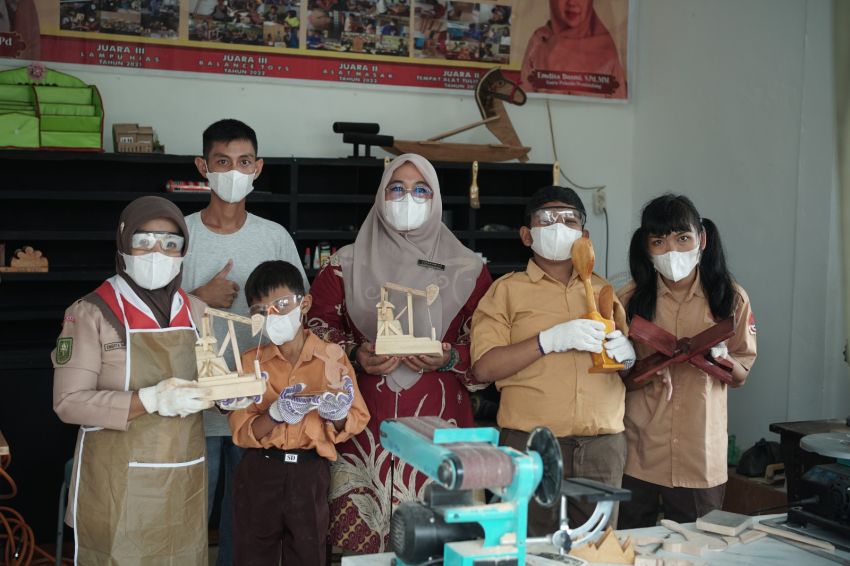 Masa Pensiun, Dijadikan Emdita Mengukir Kayu Bersama Anak Berkebutuhan Khsusus