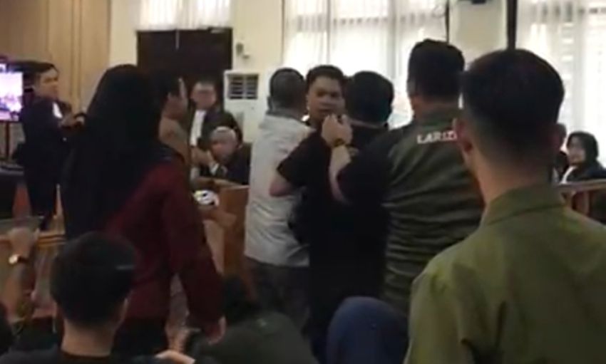 Disidang Abdul Wahid, Penasehat Hukum Dani M Nursalam dan Asri Auzar Nyaris Baku Hantam