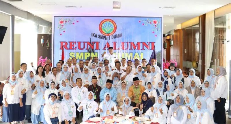 Gubernur Sumbar Hadiri Reuni SMPN 1 Dumai, Mahyeldi: Pentingnya Menjaga Persaudaraan