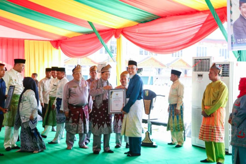Menyediakan Masjid yang Ramah, Walikota Dumai Menerima Penghargaan dari Menteri Agama