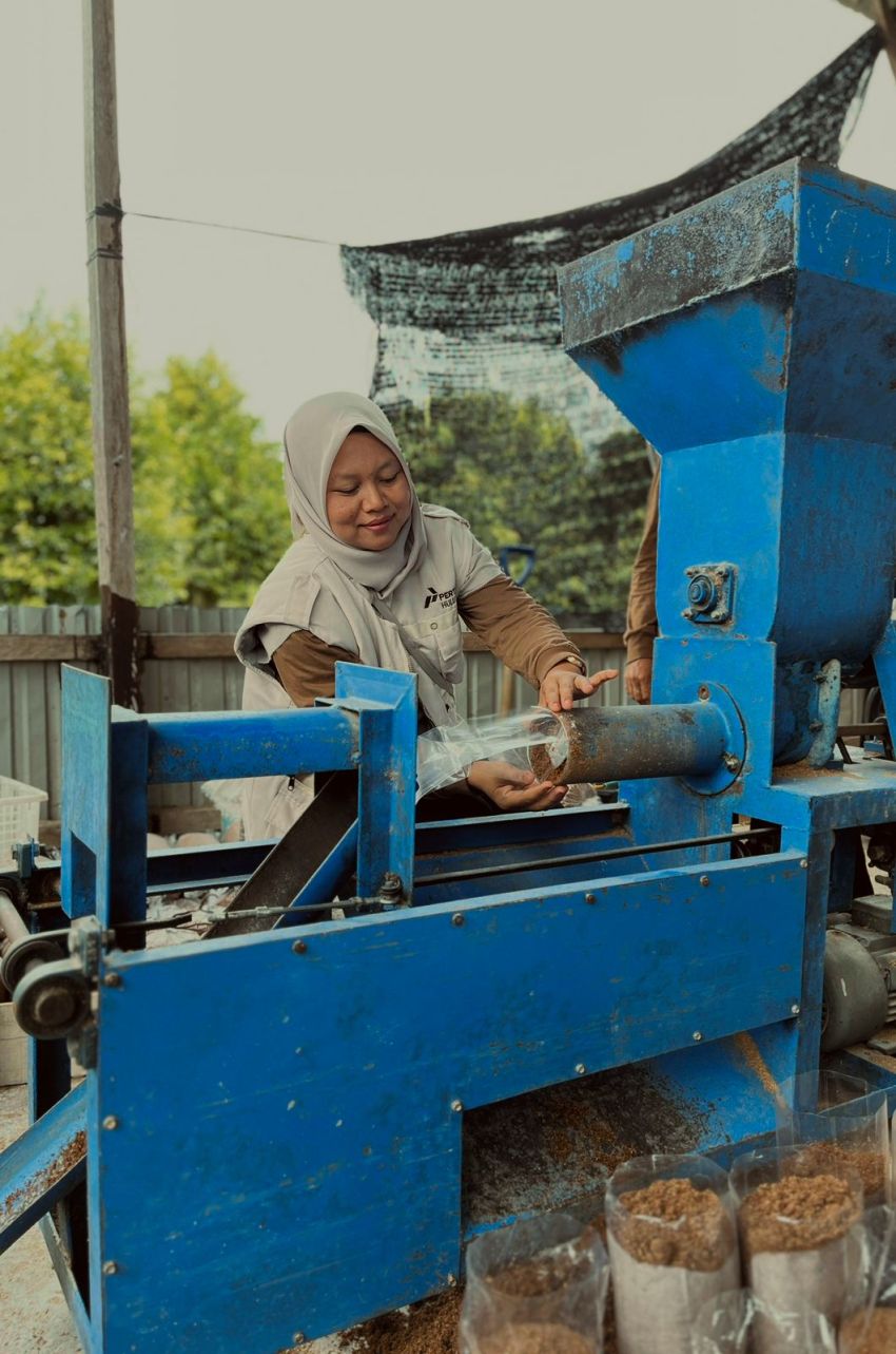 Menyemai Kemandirian UMKM Serojo Belajar Budidaya Jamur Tiram