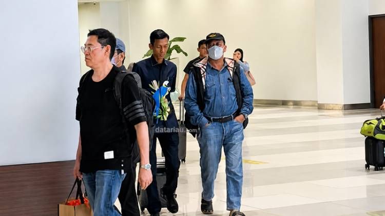 Bupati Kuansing dan Sekda Zulkarnain Menyerahkan Diri ke KPK