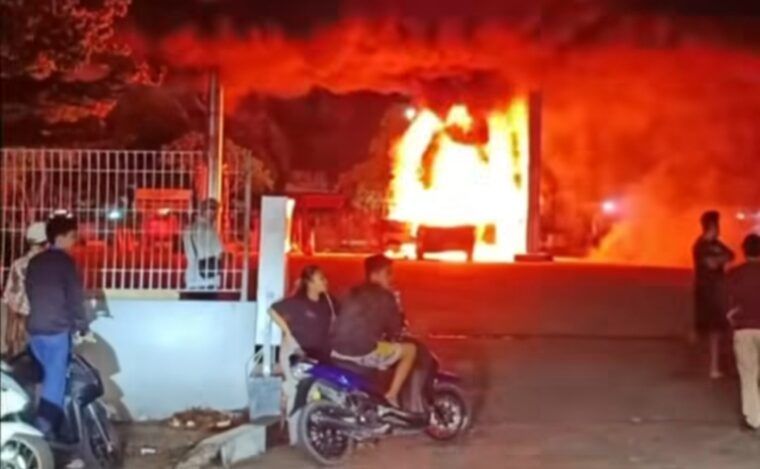 Saat Pengisian BBM, Kijang LGX Diduga Sumber Penyebab SPBU Pekanbaru Terbakar