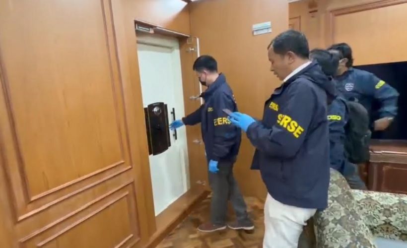 Brankas Tersembunyi Terdapat uan Dollar Amerika dan Singapor serta Emas Batangan