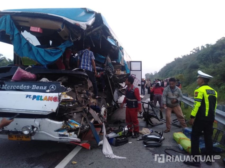 Dari Batin Solapan, Bus Pelangi Hantam Truk, 2 Penumpang Tewas