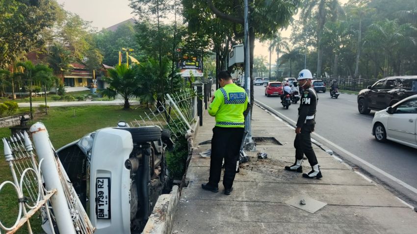 Diduga Mengantuk, Brio BM 1739 RZ  Tabrak Taman Budaya Pekanbaru
