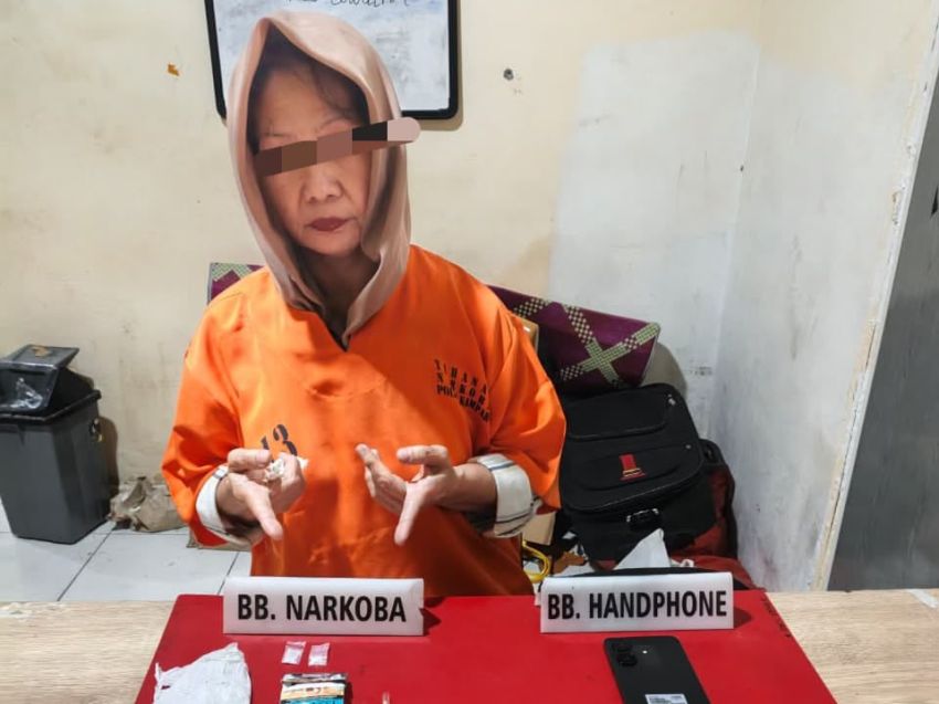 Seorang Nenek Pedagang Pakaian Nyambi Jualan Sabu
