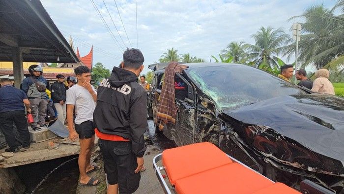 Kecelakaan Beruntun Tiga Kendaraan di Padang Pariaman, 1 Orang Tewas 10 Luka-luka