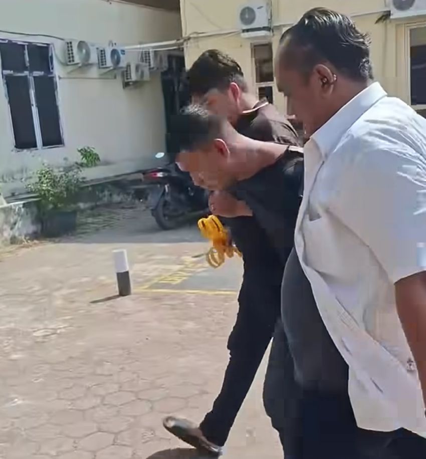 Kejar-kejaran dengan Masyarakat dan Polres Tanah Datar Avanza BM 1711 AA Masuk Halaman Polres Dumai