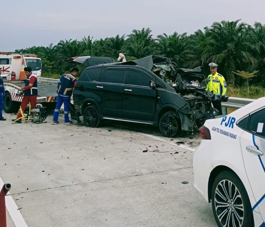 Innova Reborn BM 1384 QU Tabrak Truk di Tol Bangkinang Dua Orang Meninggal, Sopir Selamat