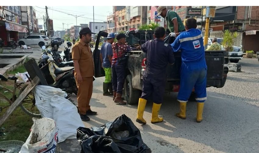 Sigap dengan Laporan Masyarakat, DLH Dumai Bersihkan Sampah di Dalam Drainase