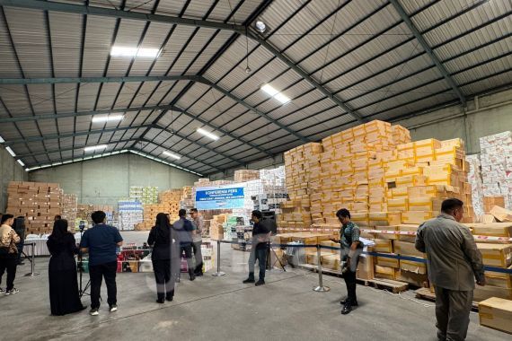 Sumardi Alias Asen Didenda Rp386 Miliar Edarkan Rokok Ilegal Merek Manchester, Mer-C