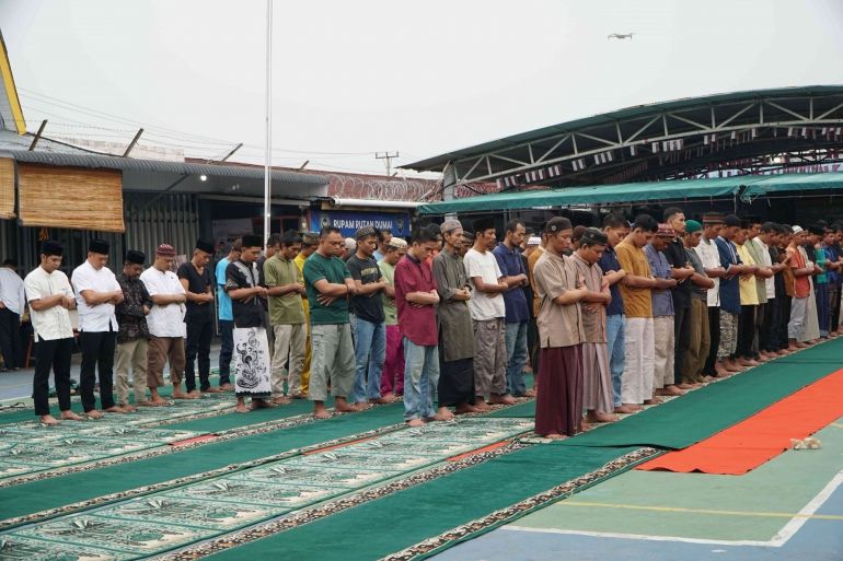 Hadapi Kabut Asap Makin Pekat, WBP Rutan Dumai Laksanakan Sholat Istisqa