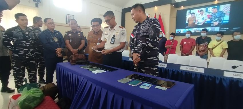 Kejar-kejaran di Laut TNI AL Dumai Amankan 16 WNA dan WNI Nonprosedural